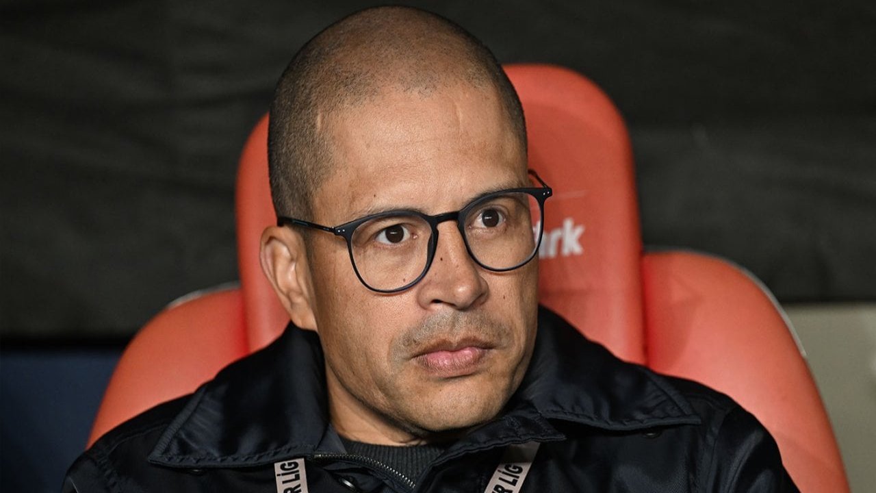 Antalyaspor, Alex de Souza'nın yerine eski takım arkadaşı Emre Belözoğlu'nu getirmey.. 11 496606