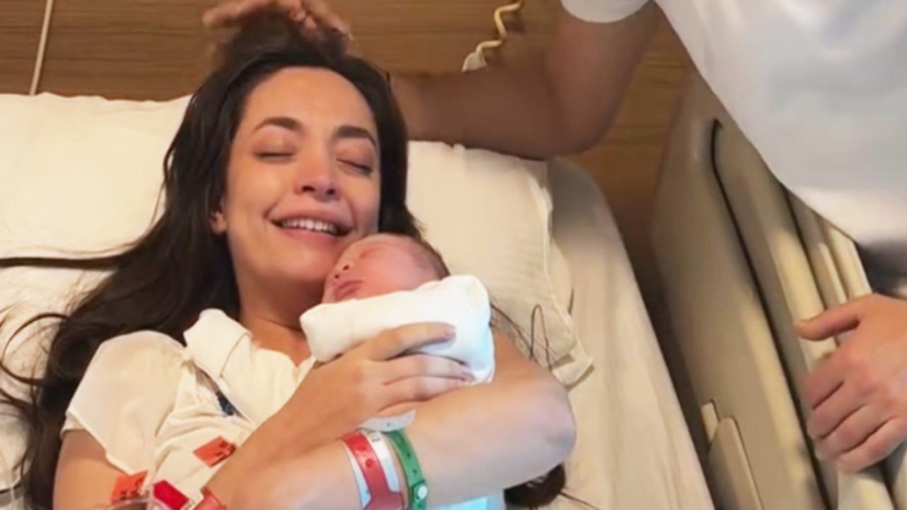 Zeynep Tuğçe Bayat ile Cansel Elçin oğullarına kavuştu: 'Hoş geldin Atlas' 33 498555