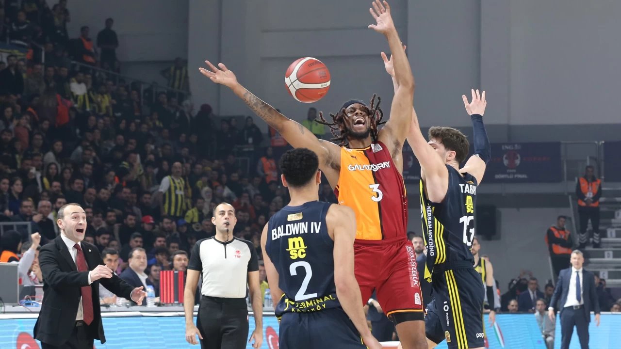 Basketbolda olaylı derbi; Fenerbahçe tribünleri çıkarıldı, derbi kaldığı yerden devam etti 20 500389
