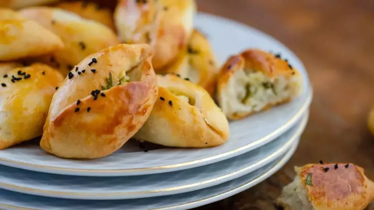 Misafir gelmeden önce hazır! 10 dakikada kolay peynirli poğaça tarifi 12 501635