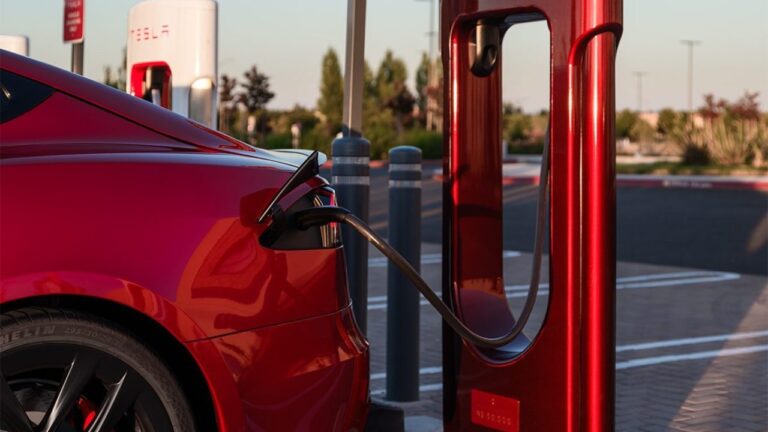 Tesla Supercharger'larda kuyruk sistemini denemeye başlıyor! 10 tesla sarj istasyonlarinda kuyruk sistemini denemeye basliyor kapak