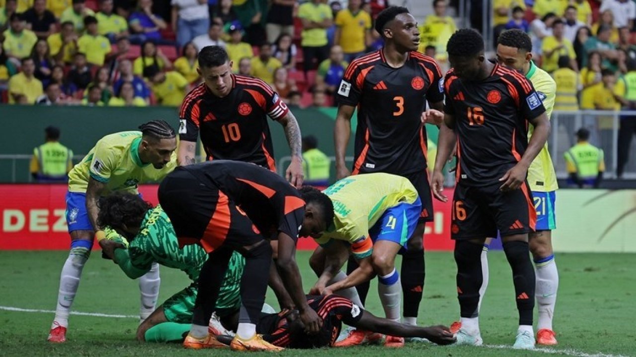 Davinson Sanchez'den korkutan sakatlık; Sahayı sedyeyle terk etti 10 506684