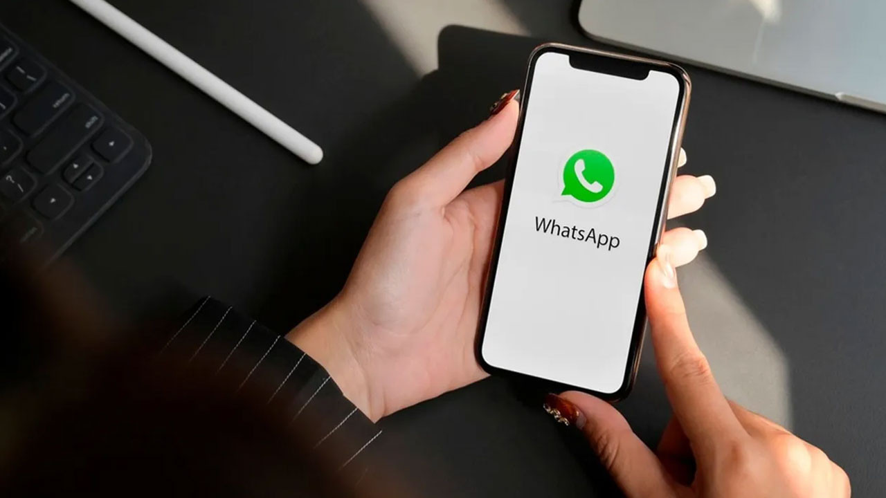 WhatsApp video görüşmelerine emoji tepkileri ve el kaldırma geliyor 24 whatsapp video gorusme emoji tepkileri el kaldirma kapak