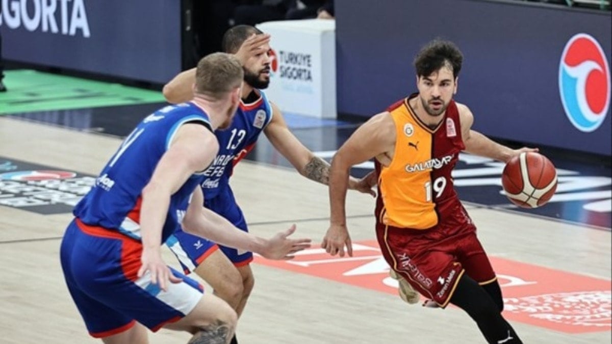 Galatasaray Kayıp, Efes Uçuşta: Ligde Kartlar Yeniden Dağıtılıyor 12 518387