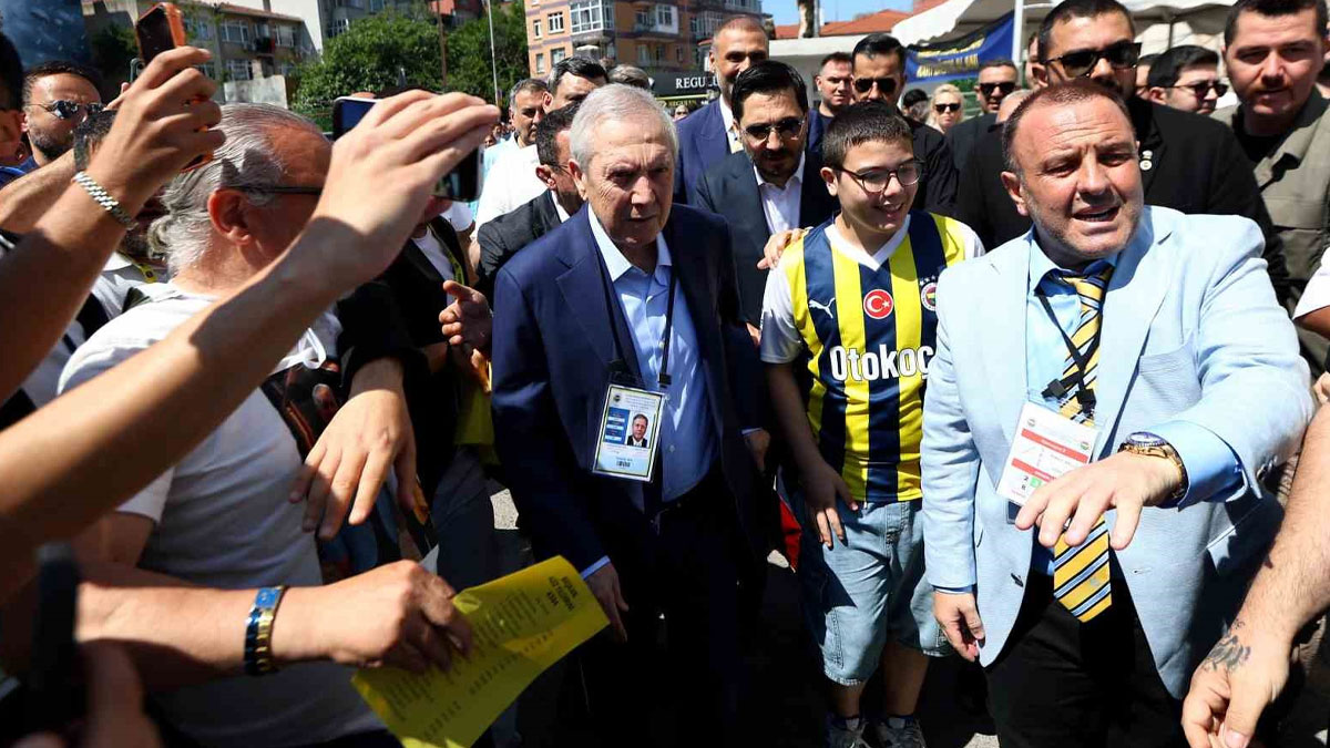 Hakan Safi para dağıtıyor, insanları para dağıtarak getirmişler 1 560168