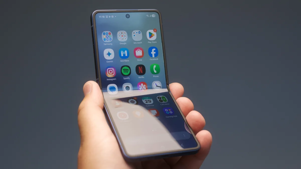 Samsung Galaxy Z Flip8 Hangi Ülkede Exynos 2600 Kullanacak? 5 samsung galaxy z flip 8in tasarim detaylari sizdi 2.webp