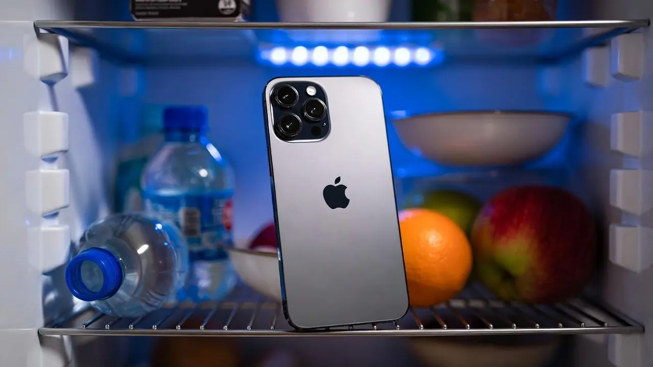 Aşırı Sıcaklarda Telefonları Buzdolabına Koymak Zararlı mı? 2 asiri sicaklarda akilli telefonlari buzdolabina koymak buyuk hasara yol aciyor.webp