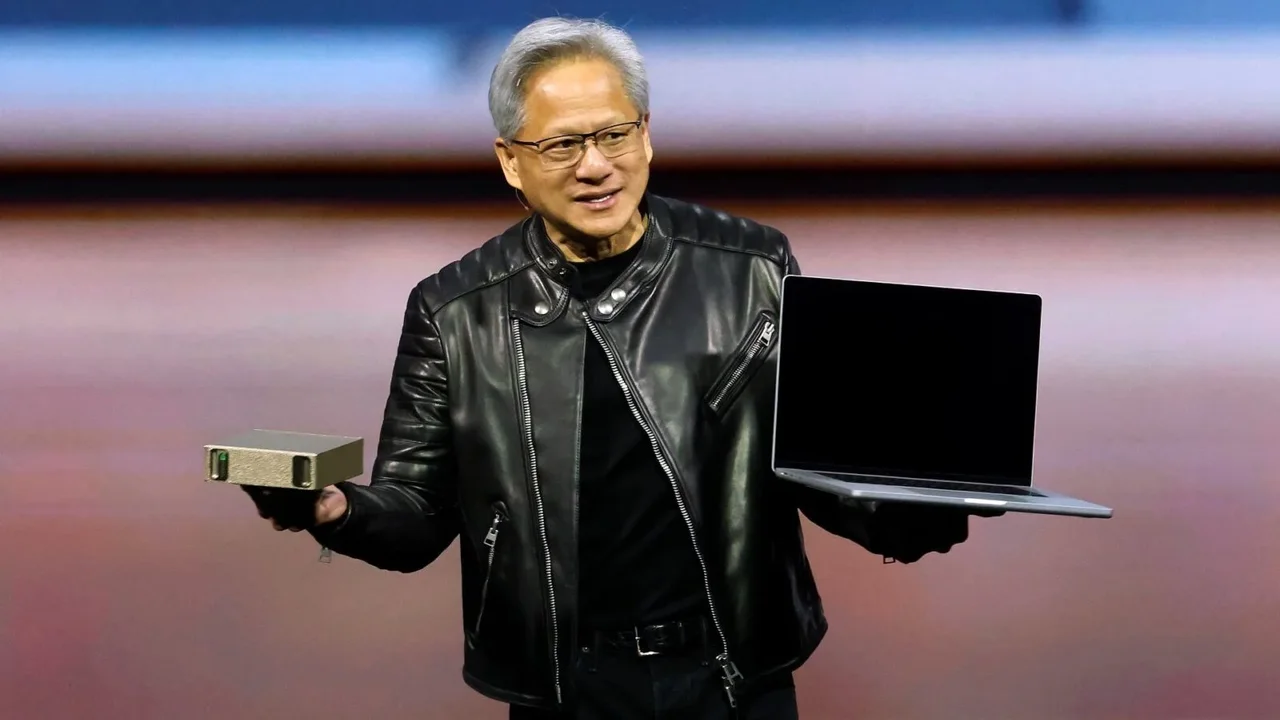 Nvidia CEO'su Jensen Huang'ın Deri Ceketi Açık Artırmada 960 Bin Dolara Satıldı 14 nvidia ceosu jensen huangin deri ceketi acik artirmada 960 bin dolara satildi.webp